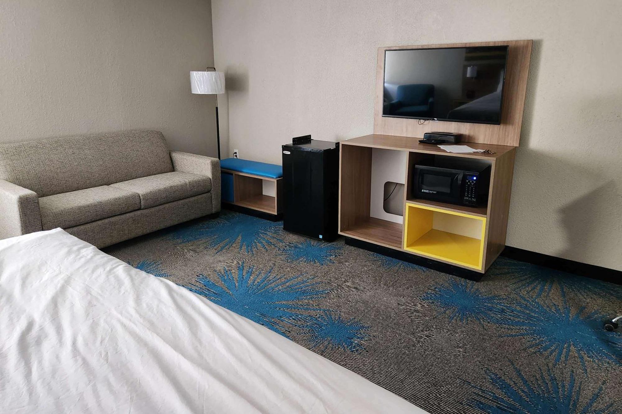 Days Inn By Wyndham Дейвънпорт Екстериор снимка
